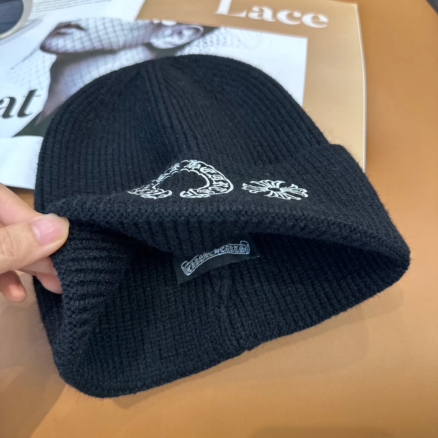P50 🤍Chrome hearts new autumn and winter cross knitted hat🧶 One of the must-have hats in autumn and winter~ It really looks good on whoever wears it~, it is also a perfect match in black and white and gray in autumn~